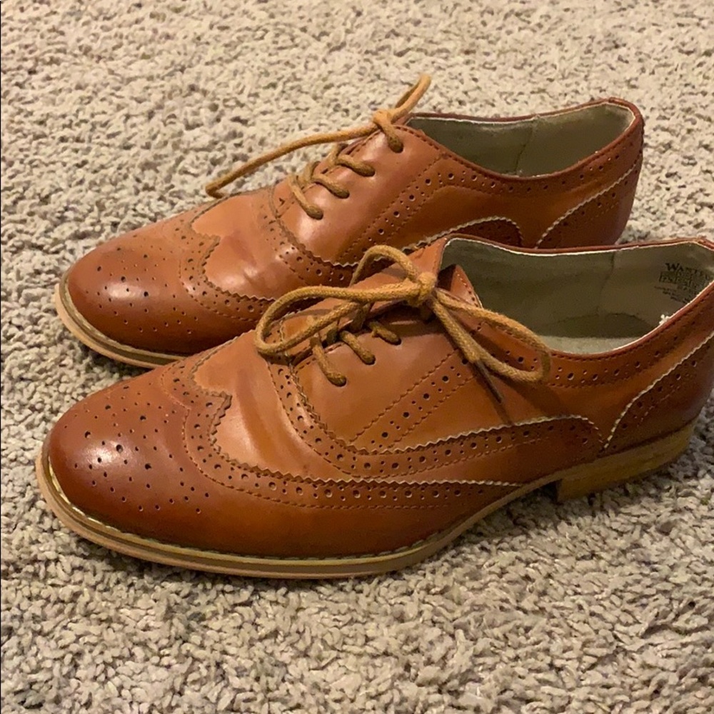 Tan Oxford shoes